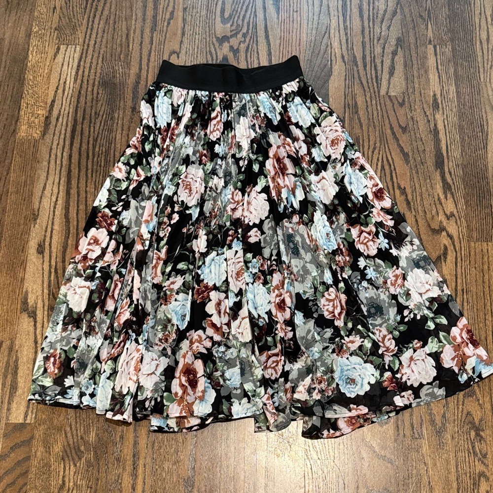 VICI floral flowy skirt, size medium